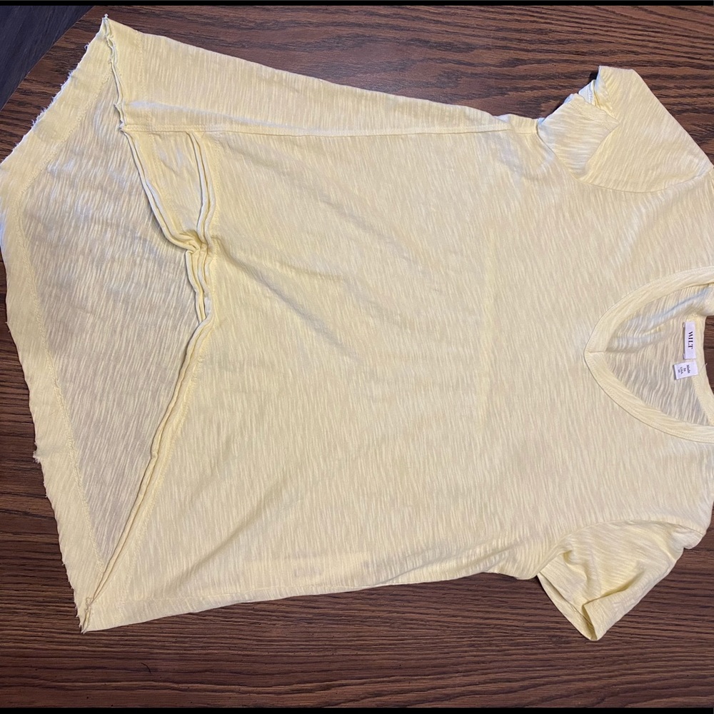 Wilt yellow distressed V-neck shirt! Size M!